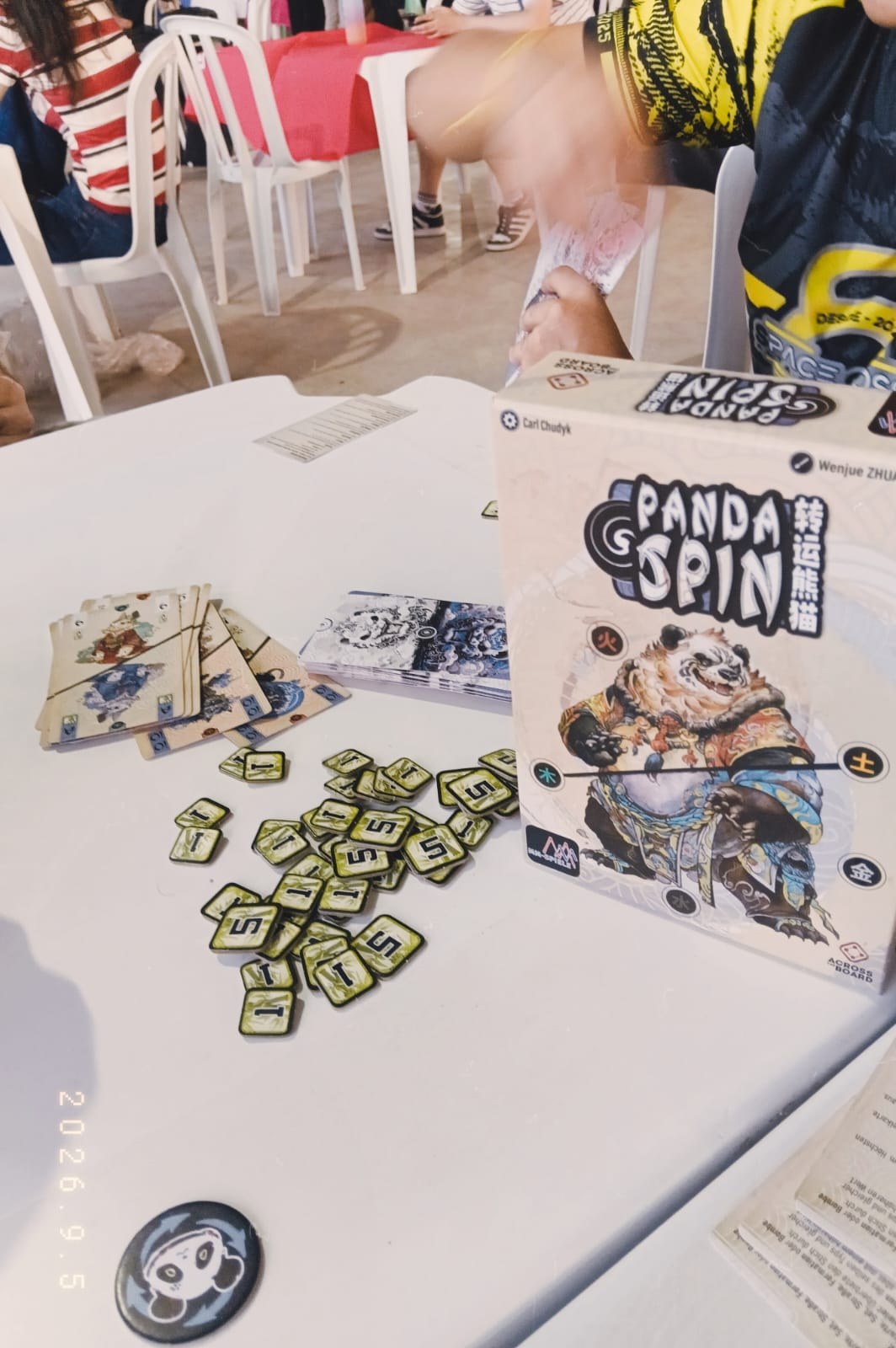 Panda Spin e suas cartas e peças em uma mesa de jogos na XZone